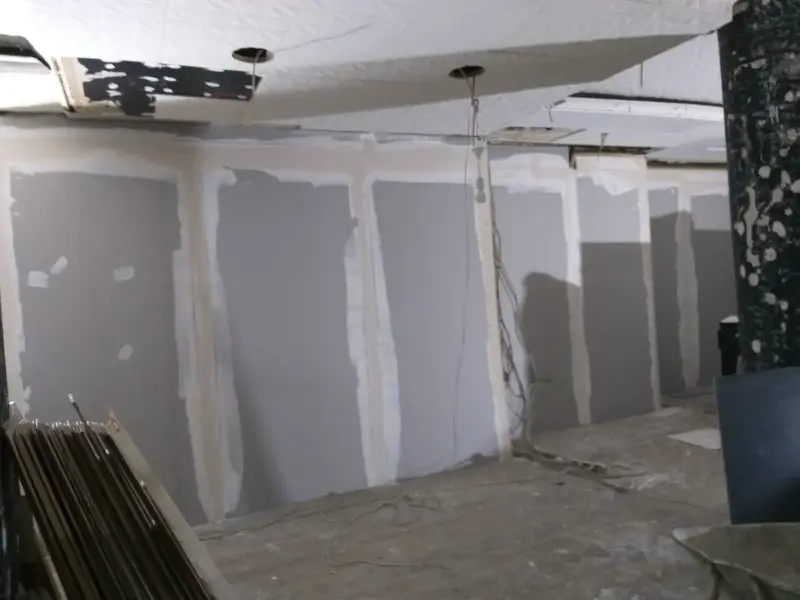 Ankara’da alçı işlemiyle yenilenmiş, pürüzsüz duvarlara ve modern bir görünüme sahip bir daire, 2023.